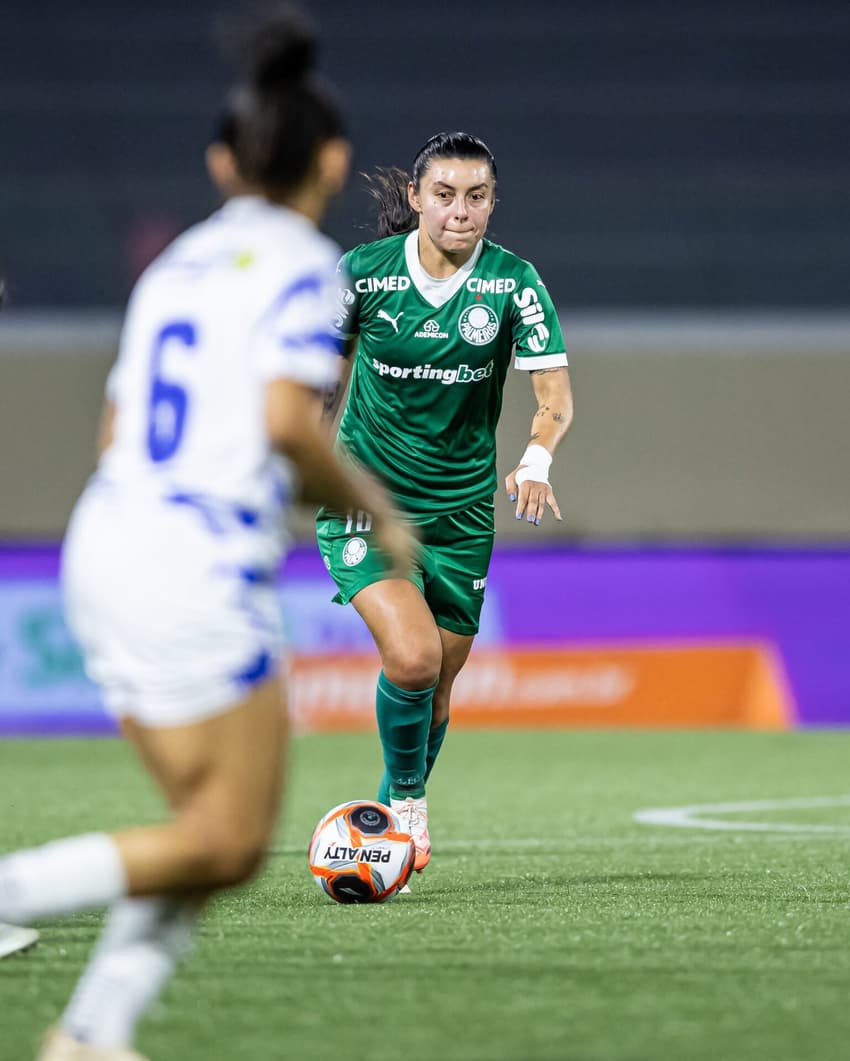 Yoreli Rincón conduz bola em Palmeiras x Taubaté, pelo Paulistão Feminino. (Foto: Guilherme Veiga/Ag.Paulistão)