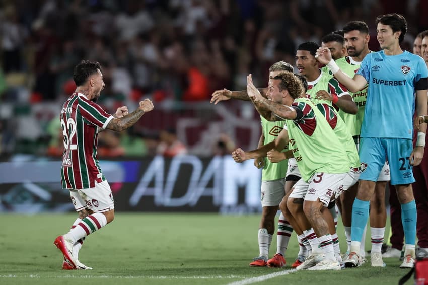 Lucho Acosta comemora gol contra o Flamengo com jogadores do Fluminense (Foto: Marcelo Gonçalves/ Fluminense FC)