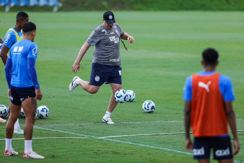 Rogério Ceni comanda treino do Bahia antes da partida contra o Vasco (Foto: Rafael Rodrigues / EC Bahia)