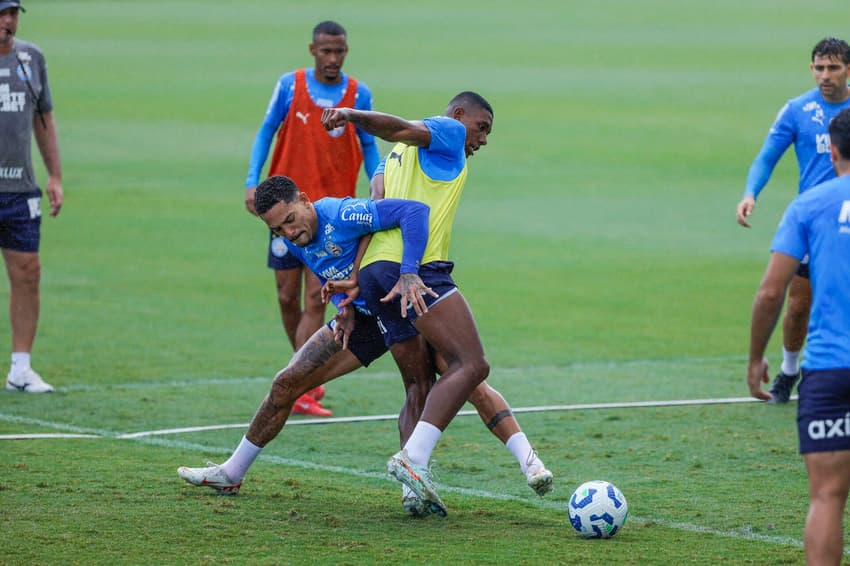 Kanu e Gilberto trabalham com bola no CT Evaristo de Macedo (Foto: Rafael Rodrigues / EC Bahia)