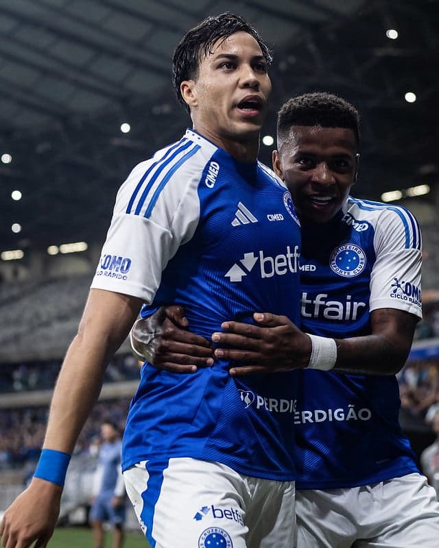 Atacante Kaio Jorge comemora com Arroyo gol do Cruzeiro contra o Corinthians (Foto: Gustavo Aleixo/Cruzeiro)