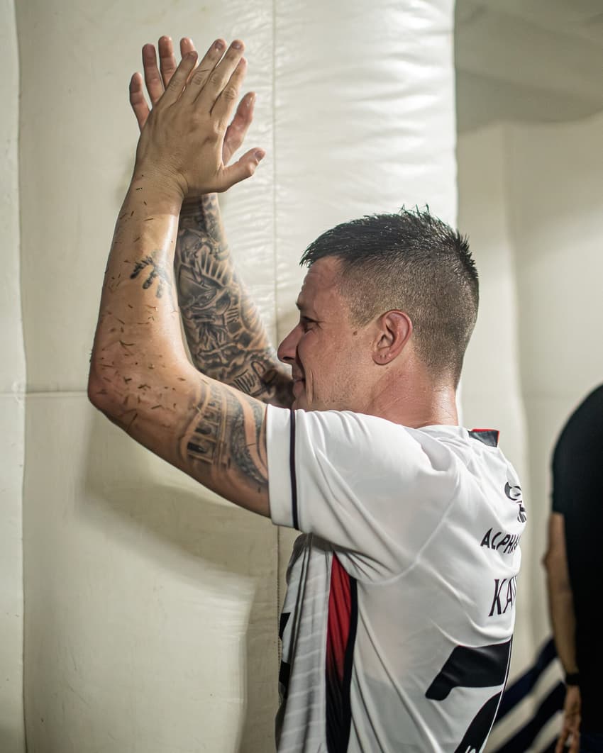 Kayzer chora de emoção ao deixar o gramado da Ilha do Retiro (Foto: Victor Ferreira / EC Vitória)