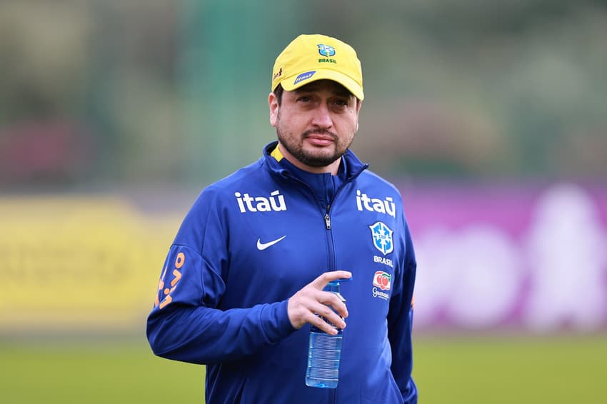 Arthur Elias durante treinamento da Seleção Brasileira feminina na Espanha. (Foto: Lívia Villas Boas/ CBF)