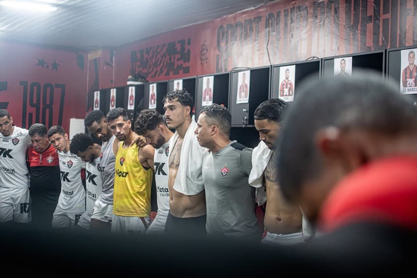 Time do Vitória reunido no vestiário da Ilha do Retiro (Foto: Victor Ferreira / EC Vitória)