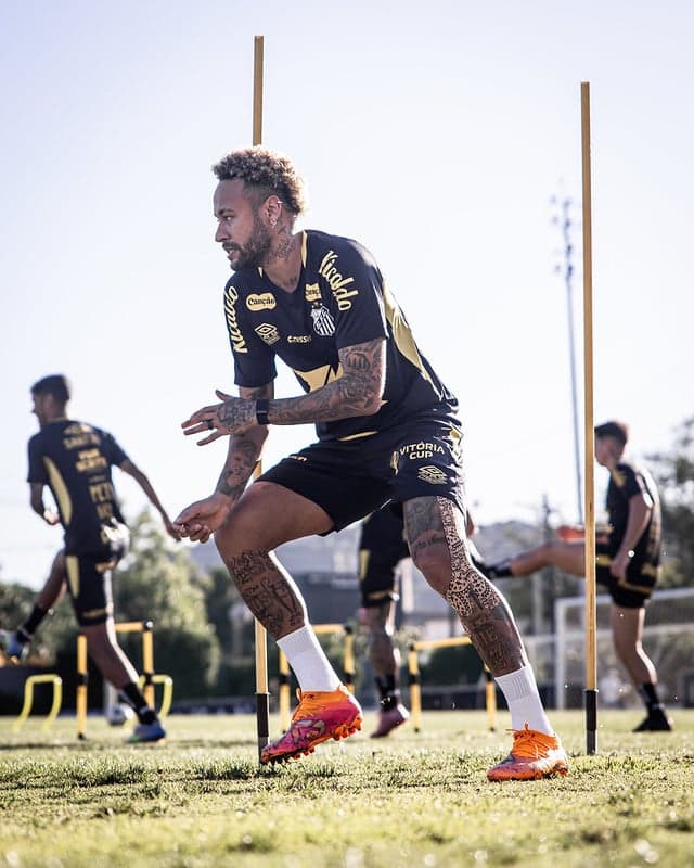 Neymar treina no CT Rei Pelé. (Foto:  Raul Baretta/ Santos FC)