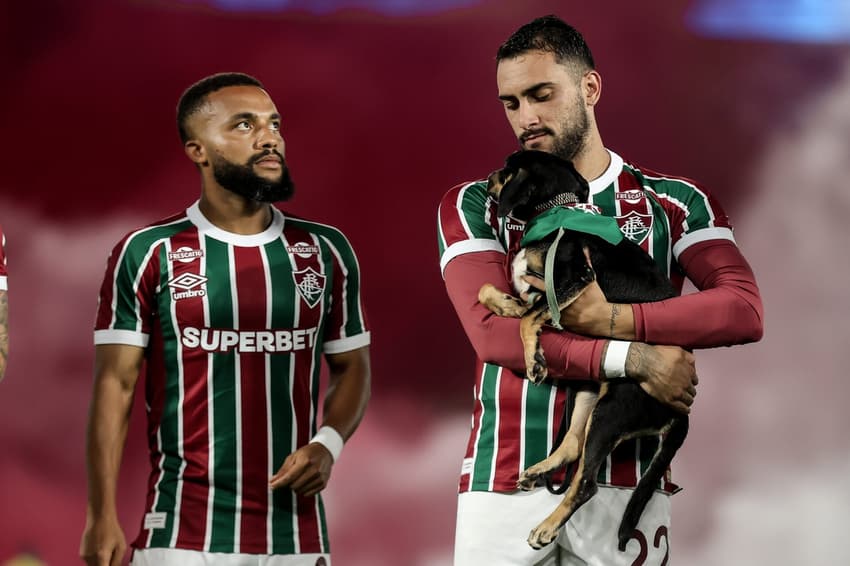 Samuel Xavier, sem cachorro, e Freytes, com cachorro, antes de Fluminense x São Paulo (FOTO: LUCAS MERÇON / FLUMINENSE F.C)