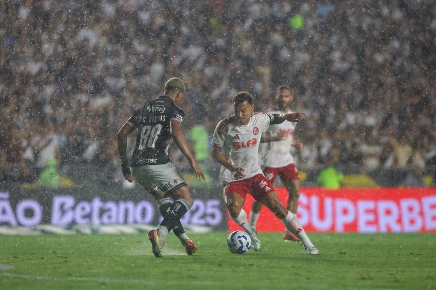 Alan Patrick,  meia do Internacional