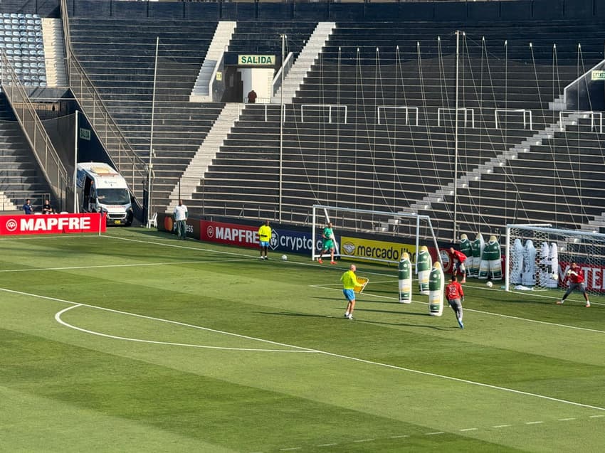 Weverton durante treino do Palmeiras em Lima