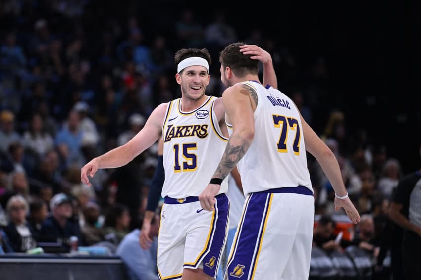 Austin Reaves e Luka Doncic na partida contra Memphis Grizzlies (Foto: Grant Burke / NBAE / Getty Images / Getty Images via AFP)