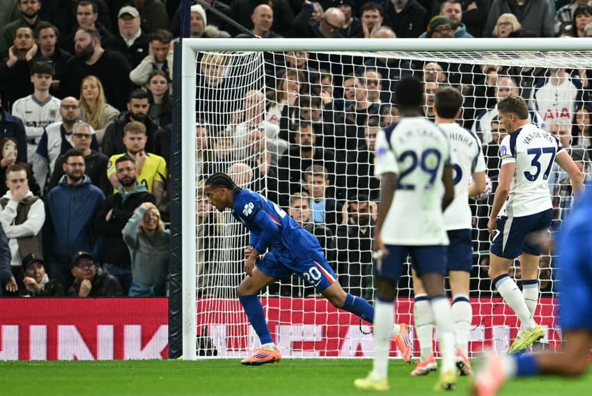 João Pedro marca para o Chelsea contra o Tottenham (Foto: JUSTIN TALLIS / AFP))