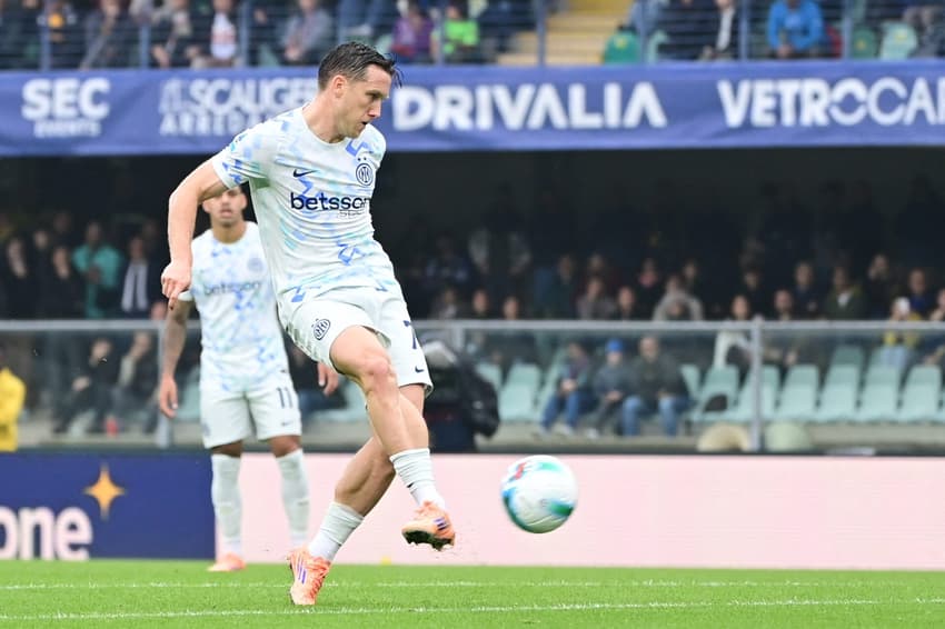 Piotr Zielinski marca golaço na partida entre Hellas Verona (Foto: Piero CRUCIATTI / AFP)