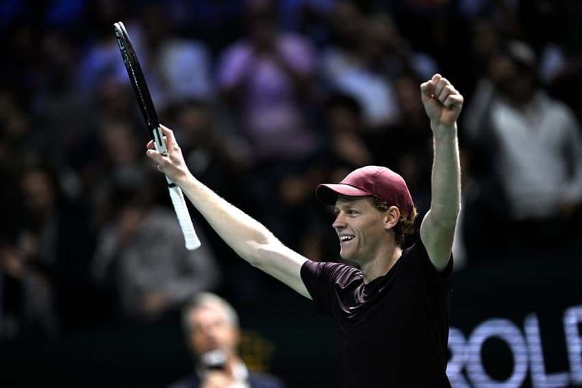 Jannik Sinner é o grande campeão do Masters 100 de Paris 2025 (Foto:  JULIEN DE ROSA / AFP)