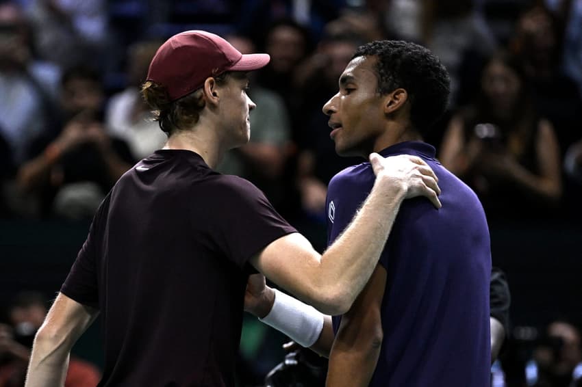 Jannik Sinner falando com Félix Auger-Aliassime após vencer a partida (Foto: JULIEN DE ROSA / AFP)
