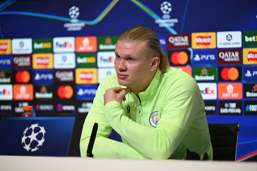 Erling Haaland em coletiva de imprensa na véspera do duelo entre Manchester City e Borussia Dortmund (Foto: Oli SCARFF / AFP)