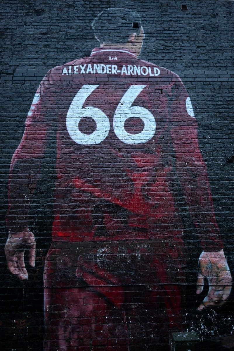 Mural de Trent Alexander-Arnold pichado em Anfield após Liverpool x Real Madrid.