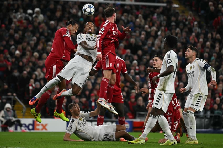 Jogadores do Real Madrid e Liverpool em disputa, na Champions League (Foto: Paul Ellis/AFP)