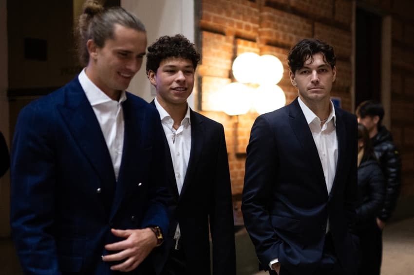 O alemão Alexander Zverev (e) e o americano Ben Shelton (c) se enfrentam neste domingo (Foto: MARCO BERTORELLO / AFP)