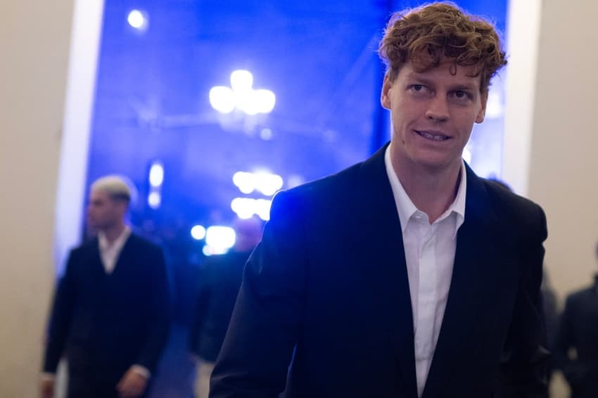 O italiano Jannik Sinner no carpete azul do evento de gala do ATP Finals em Turim (Foto: MARCO BERTORELLO / AFP)