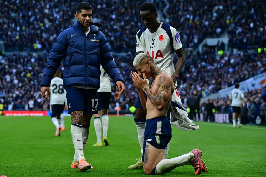 O Tottenham enfrenta o Brentford na Premier League (Foto: Ben STANSALL / AFP)
