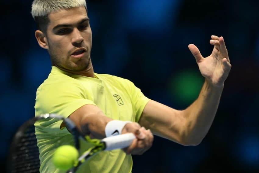 O espanhol Carlos Alcaraz devolve a bola na vitória sobre o australiano Alex De Minaur (Foto: Marco BERTORELLO / AFP)