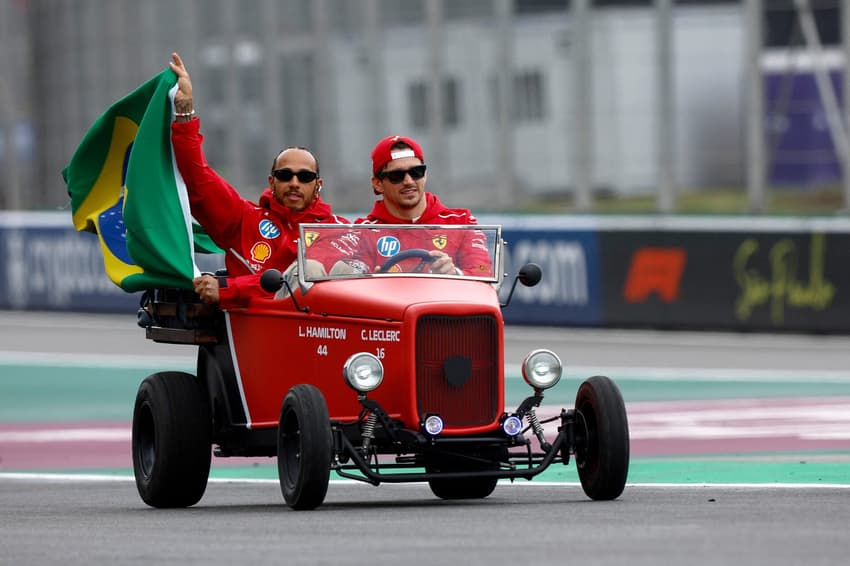 Lewis Hamilton e Charles Leclerc no desfile dos pilotos em Interlagos (Foto: Miguel SCHINCARIOL / AFP)