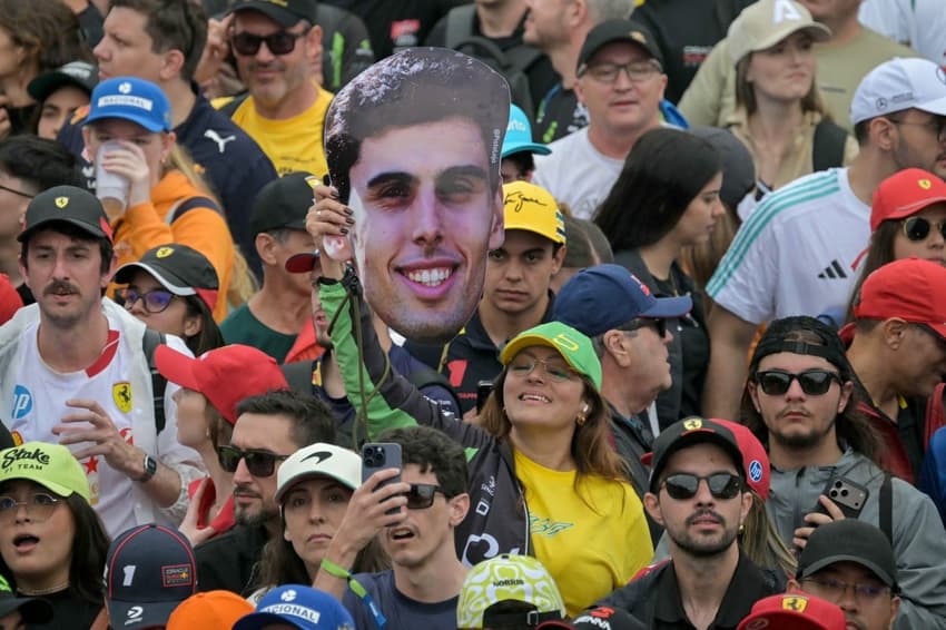 Uma torcedora exibe um cartaz com o rosto de Gabriel Bortoleto em Interlagos (Photo by Nelson ALMEIDA / AFP)