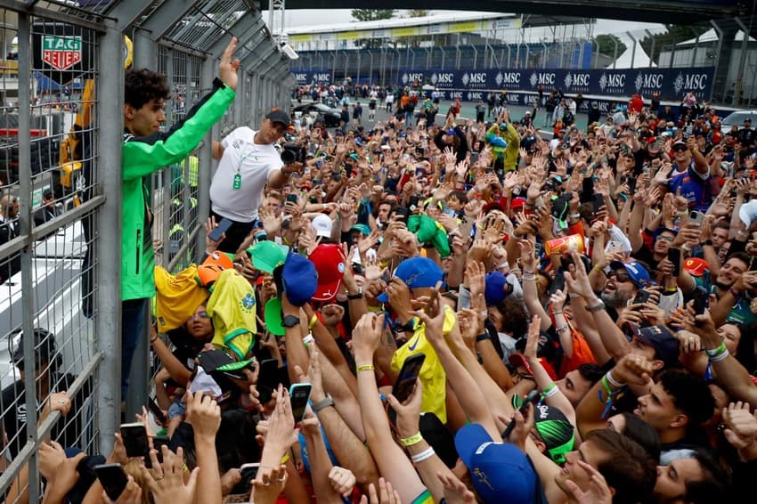 O piloto brasileiro Gabriel Bortoleto agradece o apoio do público no GP Brasil, em Interlagos (Foto: Miguel SCHINCARIOL / AFP)