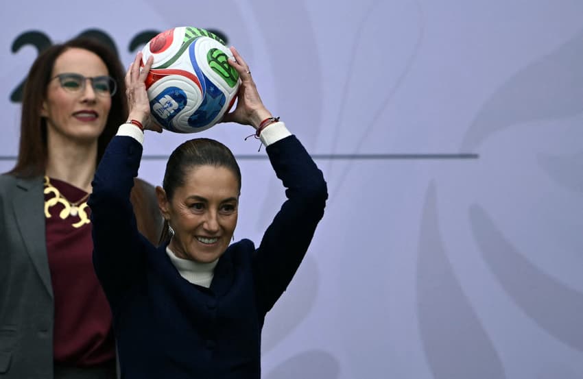 Claudia Sheinbaum, presidente do México, entregará seu ingresso da Copa do Mundo (Foto: CARL DE SOUZA / AFP)