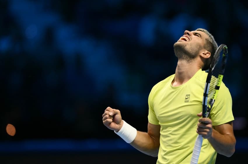 O espanhol Carlos Alcaraz comemora ponto na vitória sobre o americano Taylor Fritz (Foto: Marco BERTORELLO / AFP)