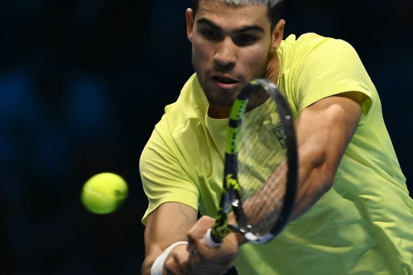 Carlos Alcaraz na vitória sobre o italiano Lorenzo Musetti em Turim (Foto: Marco BERTORELLO / AFP)
