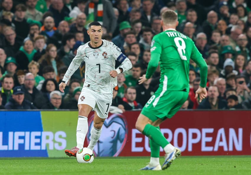 Cristiano Ronaldo em ação durante jogo entre Portugal e Irlanda, pelas Eliminatórias da Europa (Foto: Paul Faith/AFP)