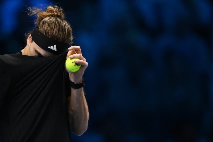 A frustração do alemão Alexander Zverev na derrota para o canadense Felix Auger Aliassime (Foto: MARCO BERTORELLO / AFP)