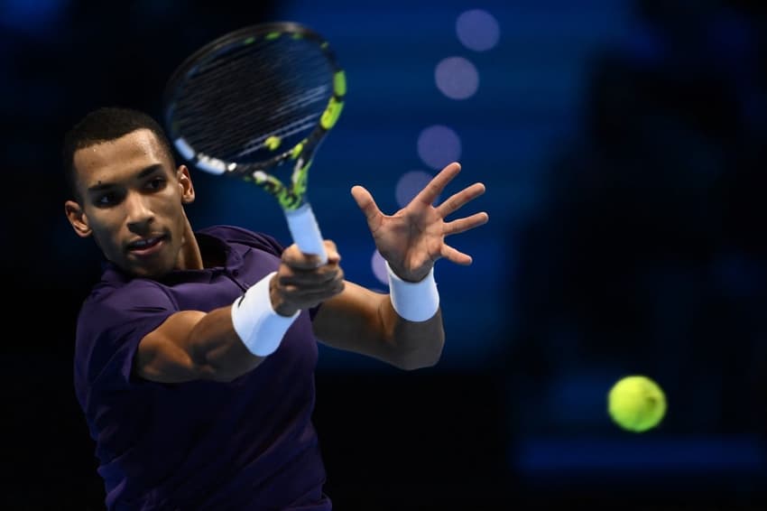O canadense Felix Auger Aliassime na vitória sobre o alemão Alexander Zverev (Foto: MARCO BERTORELLO / AFP)