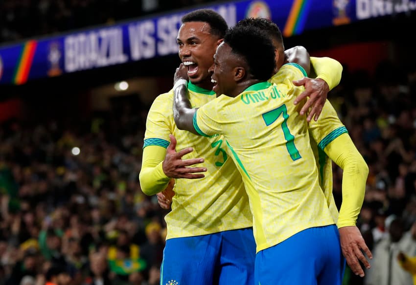 Brasil comemora gol de Casemiro contra o Senegal (Foto: Ian Kington / AFP)
