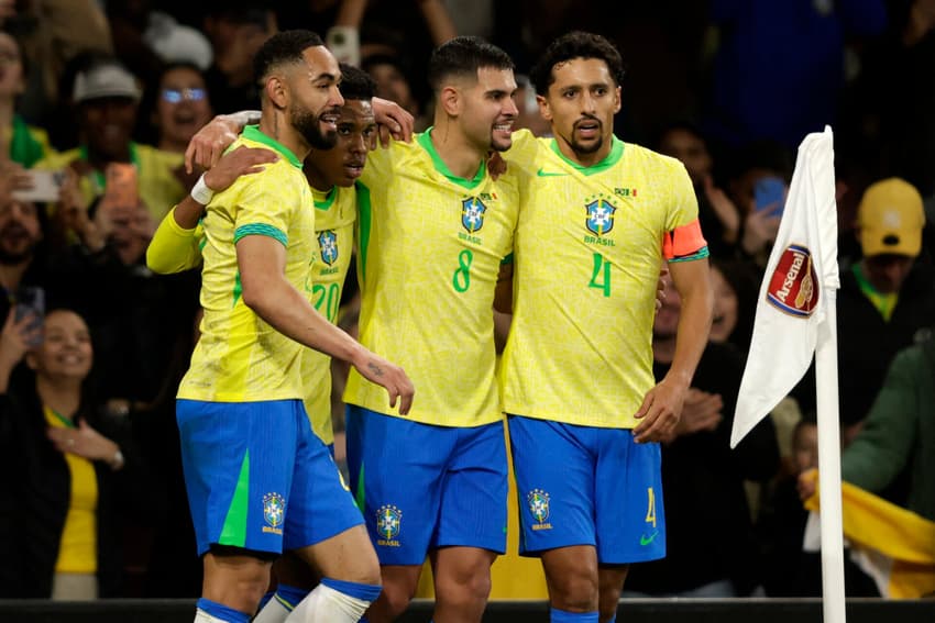 Estêvão comemora com jogadores do Brasil gol sobre Senegal (Foto: Ian Kington / AFP)