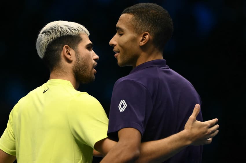 O espanhol Carlos Alcaraz é parabenizado pelo canadense Felix Auger-Aliassime após vencer a semifinal do torneio de tênis ATP Finals em Turim (Foto: Marco Bertorello / AFP)<br>