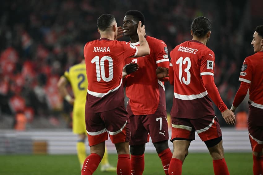 Com gols de Xhaka e Embolo, a Suíça goleou a Suécia por 4 a 1 e ficou mais próxima da vaga na Copa do Mundo (Foto: Fabrice COFFRINI / AFP)
