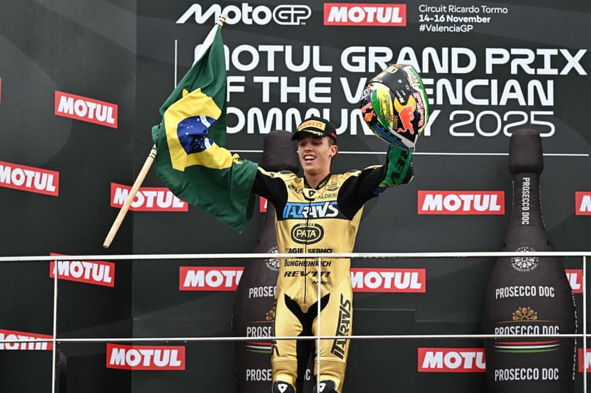 O piloto brasileiro Diogo Moreira, da equipe Italtrans Racing Team, comemora a conquista do título mundial após vencer a corrida de Moto2 do Grande Prêmio de Valência (Foto: Javier Soriano / AFP)