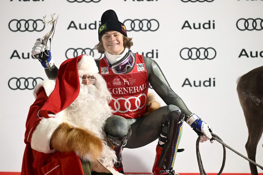 Lucas Pinheiro Braathen com Rena após vencer etapa de Copa do Mundo de esqui alpino (Foto: Roni Rekomaa / Lehtikuva / AFP) / Finland OUT / FINLAND OUT / FINLAND OUT)