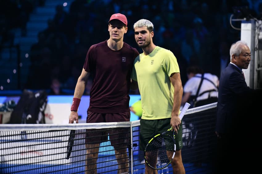 SInner e Alcaraz antes da decisão do ATP Finals (Foto: Marco BERTORELLO / AFP)