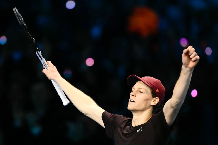 O italiano Jannik Sinner comemora após vencer o espanhol Carlos Alcaraz na final de simples masculina do torneio de tênis ATP Finals, em Turim (Foto: Marco Bertorello / AFP)