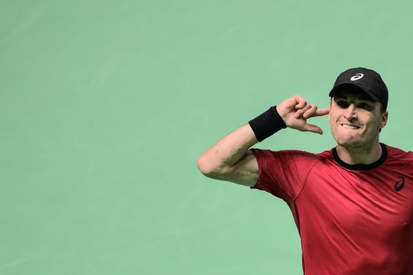 O belga Raphael Collignon comemora ponto na vitória sobre o francês Corentin Moutet (Foto: Tiziana FABI / AFP)