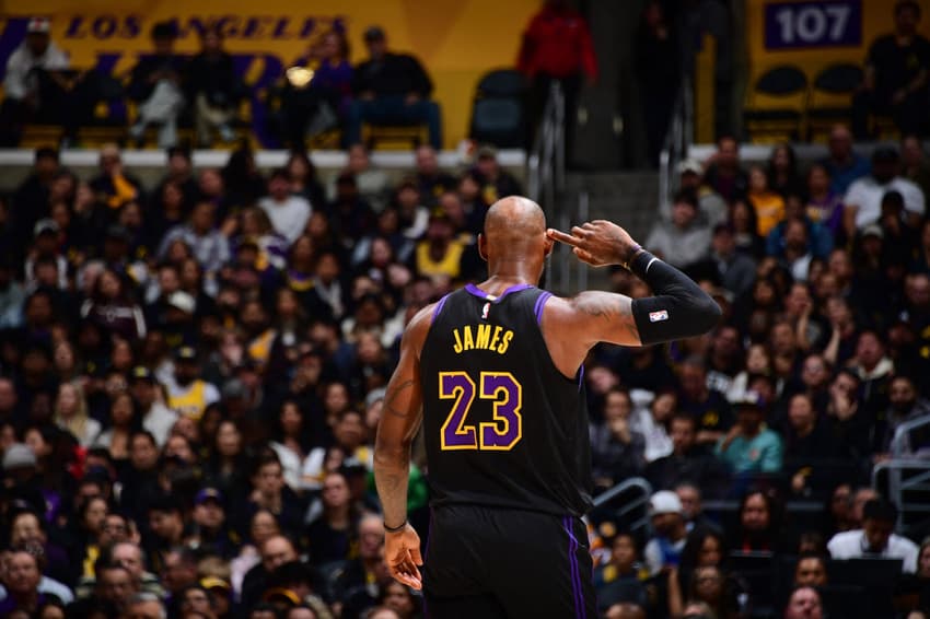LeBron James em seu retorno da temporada 2025/26 pela partida de Los Angeles Lakers x Utah Jazz (Foto: Adam Pantozzi / NBAE / Getty Images / Getty Images via AFP)