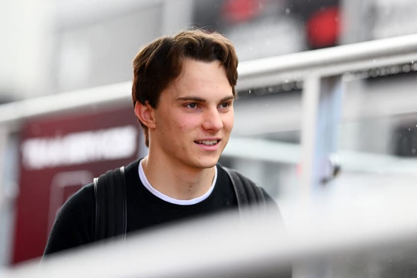 Oscar Piastri chega ao GP de Las Vegas, nos EUA (Foto: Clive Mason/Getty Images/AFP)