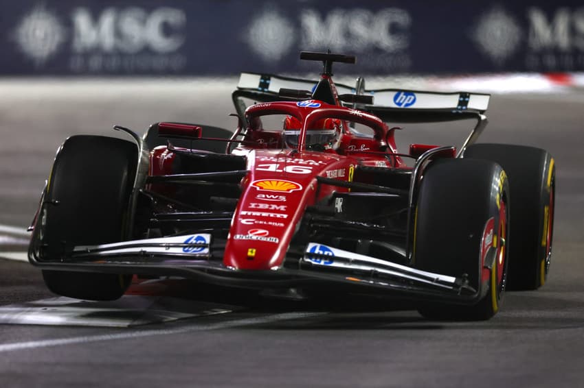 Charles Leclerc no TL1 do GP de Las Vegas de F1 (Foto: Clive Rose/Getty Images/AFP)
