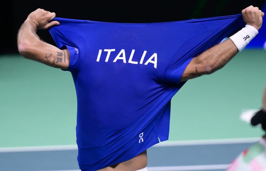 A emoção de Flavio Cobolli ao classificar a Itália para mais uma final da Copa Davis (Foto: Tiziana FABI / AFP)