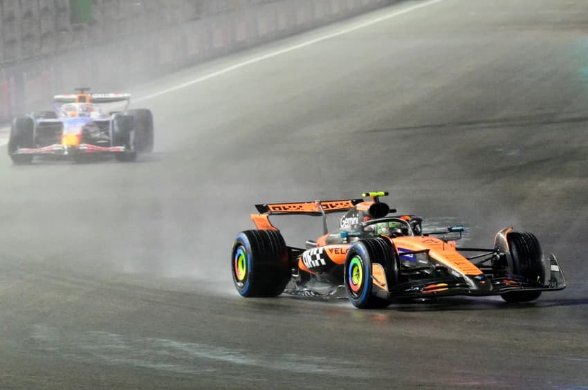 Britânico Lando Norris seguido pelo francês Isack Hadjar na classificação para o GP de Las Vegas de Fórmula 1 (Foto: Frederic J. Brown / AFP)