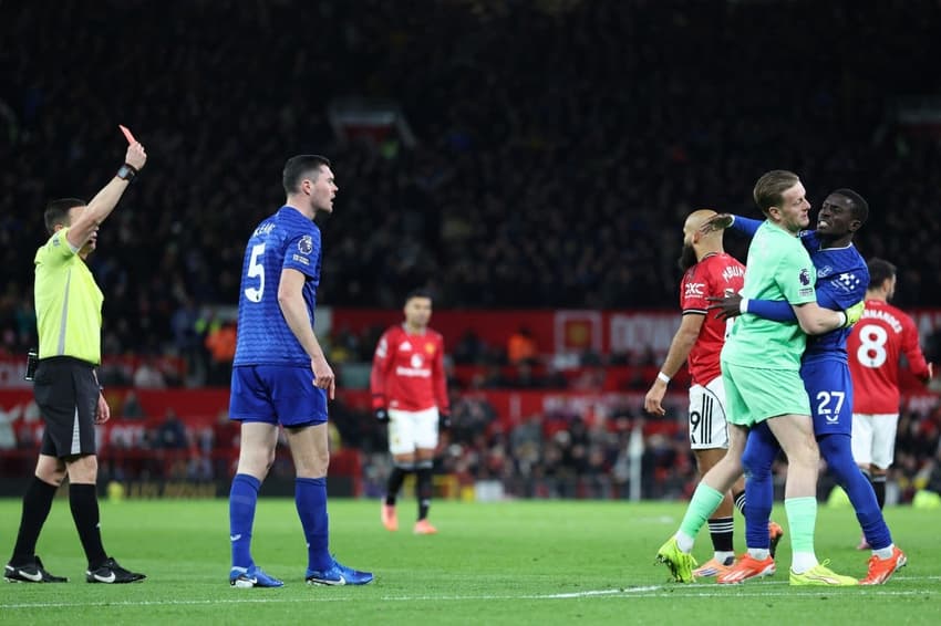 Gueye foi expulso após dar tapa em Michael Keane durante Manchester United x Everton (Foto: Darren Staples / AFP)