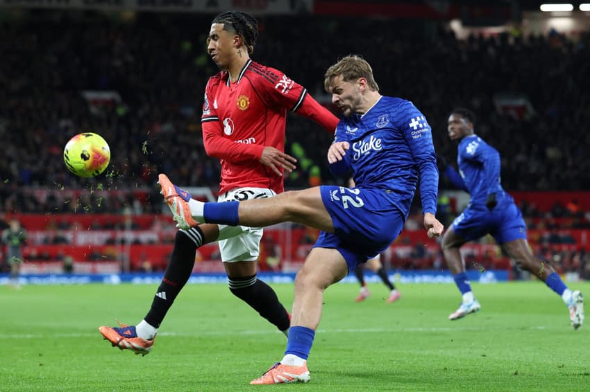 Pela Premier League, o Everton venceu o Manchester United por 1 a 0 (Foto: Darren Staples / AFP)
