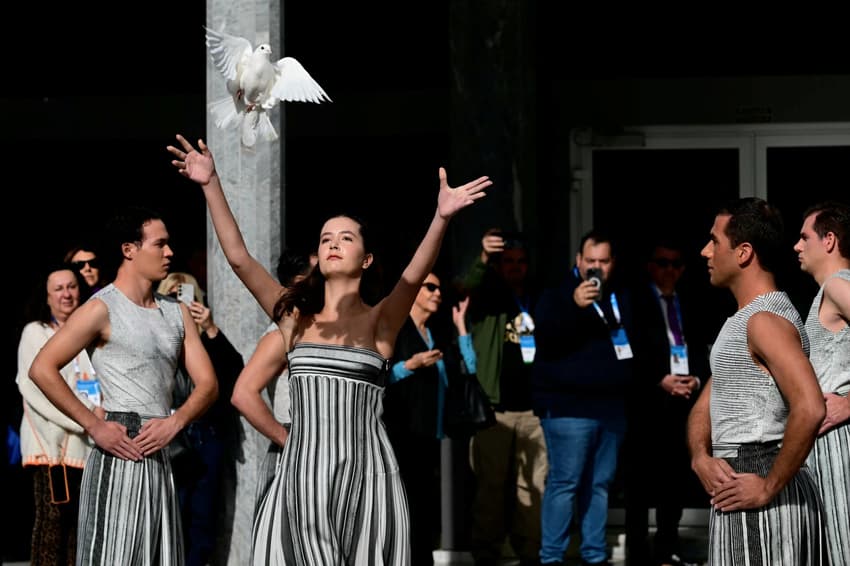 Cerimônia da Chama Olímpica de Milão-Cortina (Foto: Aggelos NAKKAS / AFP)